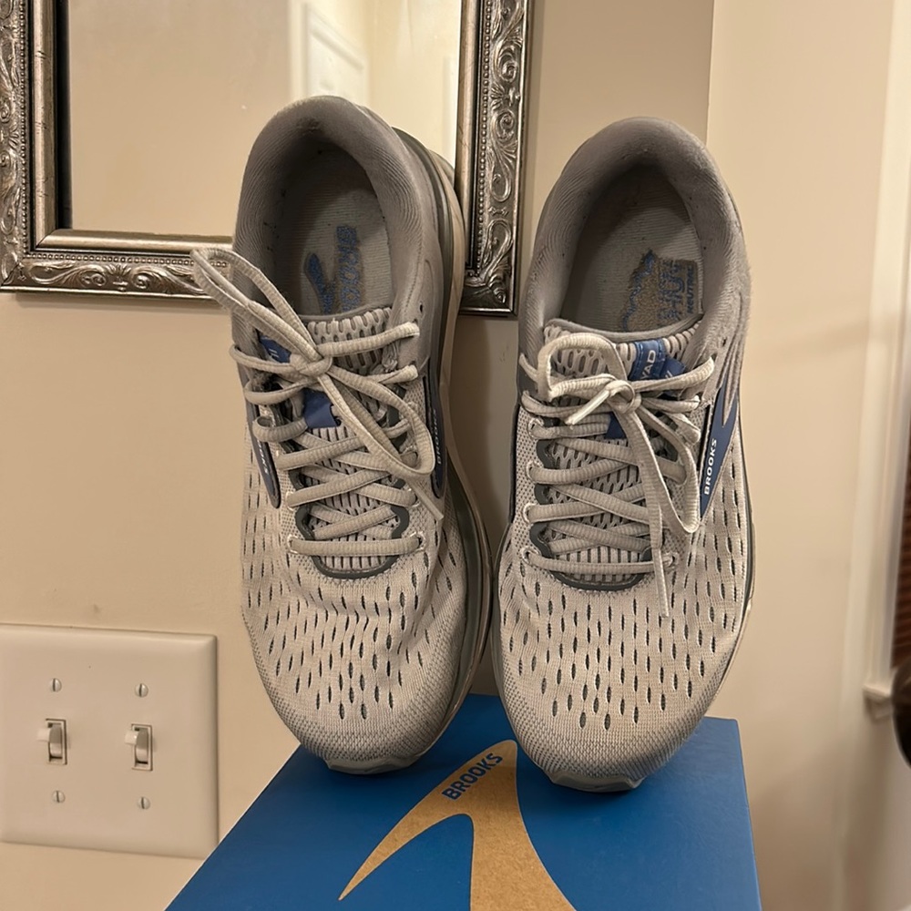 Brooks Dyad 11 Gray Sneakers White & Blue Trim Soft Cushioning Women’s Size 8.5M